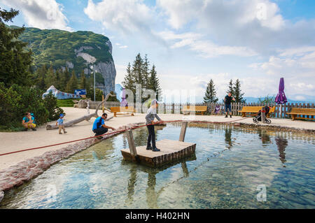 Unterhaltung und Abenteuer am Triassic Parc Strand auf Steinplatte, Österreich, Tirol, Waidring Alpen. Stockfoto