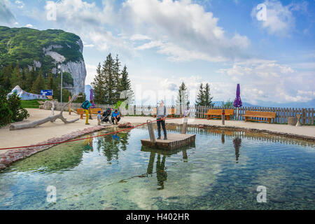 Unterhaltung und Abenteuer am Triassic Parc Strand auf Steinplatte, Österreich, Tirol, Waidring Alpen. Stockfoto