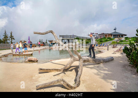 Unterhaltung und Abenteuer am Triassic Parc Strand auf Steinplatte, Österreich, Tirol, Waidring Alpen. Stockfoto