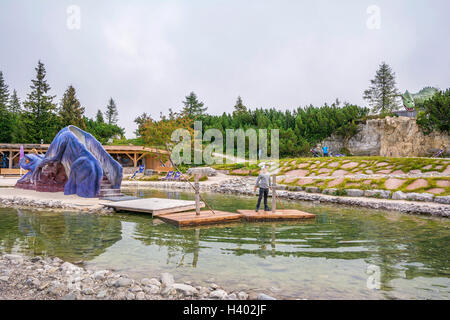 Unterhaltung und Abenteuer am Triassic Parc Strand auf Steinplatte, Österreich, Tirol, Waidring Alpen. Stockfoto