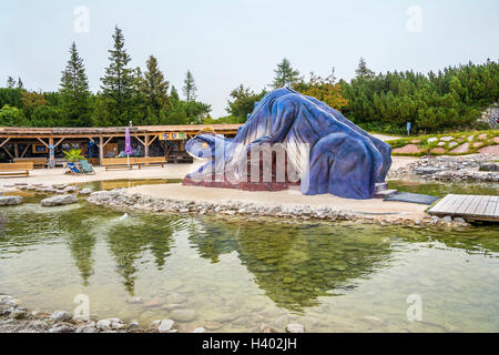 Unterhaltung und Abenteuer am Triassic Parc Strand auf Steinplatte, Österreich, Tirol, Waidring Alpen. Stockfoto