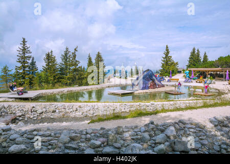 Unterhaltung und Abenteuer am Triassic Parc Strand auf Steinplatte, Österreich, Tirol, Waidring Alpen. Stockfoto