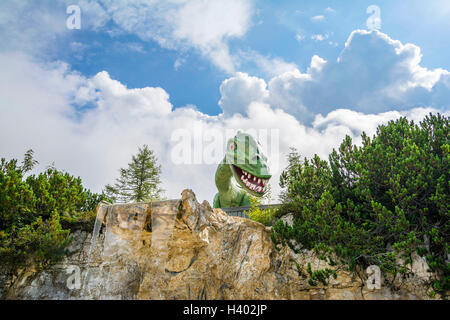 Unterhaltung und Abenteuer am Triassic Parc Strand auf Steinplatte, Österreich, Tirol, Waidring Alpen. Stockfoto