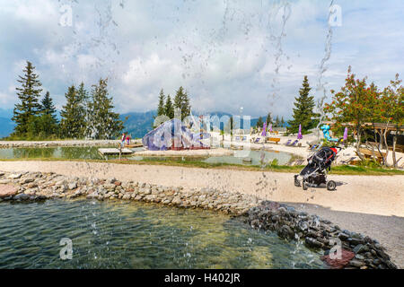 Unterhaltung und Abenteuer am Triassic Parc Strand auf Steinplatte, Österreich, Tirol, Waidring Alpen. Stockfoto