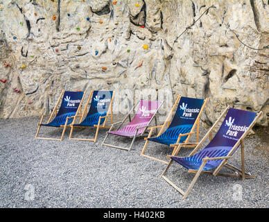 Unterhaltung und Abenteuer am Triassic Parc Strand auf Steinplatte, Österreich, Tirol, Waidring Alpen. Stockfoto