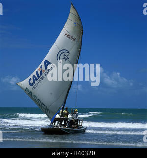 Brasilien, Ceara, Canoa Quebrada, Strand, Jangada, Segelboote, Männer, Meer, Boot, Schiff, Wasser Sport Stockfoto