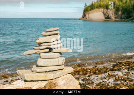 Stein-Stack am Strand mit verblassten Retro-filter Stockfoto