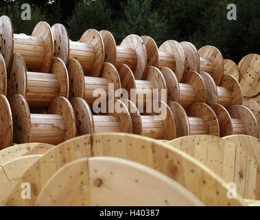 Deutschland, Baden-Wurttemberg, hölzerne Industrie, Kabel, Rollen, Gesichtslos, Europa, Schwarzwald, Produktion, Rollen, Holz, Wirtschaft, Industrie, große Anzahl, Menge, nebeneinander, Produktfotografie Stockfoto