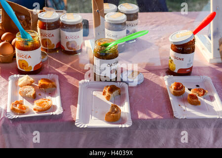 Hausgemachte Marmelade zum Verkauf auf einem Bauernmarkt Stockfoto