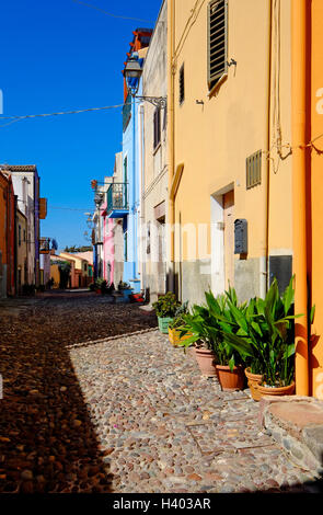 Straßenszene in Bosa, Sardinien, Italien Stockfoto