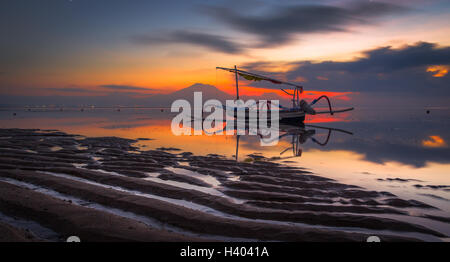 Traditionelle Jukung Angeln Boot, Strand von Sanur, Bali, Indonesien Stockfoto