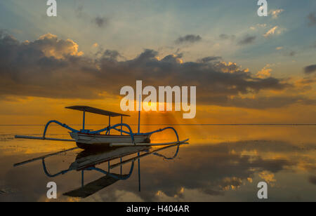 Jukung Fischerboot bei Sonnenuntergang, Strand von Sanur, Bali, Indonesien Stockfoto