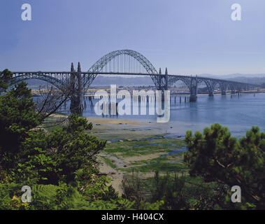 USA, Oregon, Newport, Yaquina Bay Bridge, Brücke, Stahlbrücke, Überführung Stockfoto