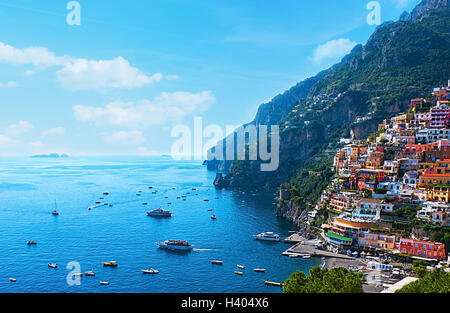 Die kleine Oase der Psitano Dorf mit dem winzigen Strand und bunte Häuser, befindet sich auf dem Felsen, Amalfiküste, Italien. Stockfoto