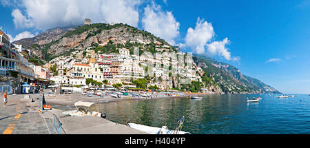 Das alte Fischerdorf wurde heute der mondänen mit Sandstrand, gemütliche café Stockfoto