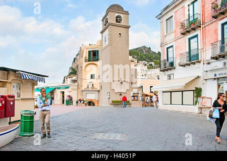 Der alte Glockenturm auf der Piazza Umberto ich Luxus-Boutiquen und Restaurants umgeben Stockfoto