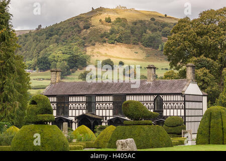 Plas Newydd Llangollen mit den Ruinen der Burg Dinas Bran im Hintergrund Stockfoto