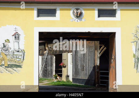 Böheimkirchen: Bauernhaus, Stall Kuh in Schildberg, Mostviertel, Niederösterreich, Niederösterreich, Österreich Stockfoto