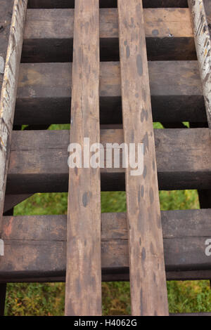 Eisenbahnschienen und Bahnschwellen. Alte Straße. Stockfoto
