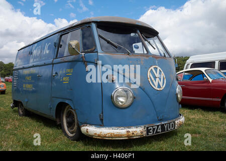 "Rat Look" senkte Splitscreen-VW-Bus an der Viva Skeg Vegas Classic VW Show, Revesby Park, Lincolnshire, UK. Stockfoto