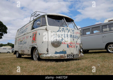 "Rat Look" senkte Splitscreen-VW-Bus an der Viva Skeg Vegas Classic VW Show, Revesby Park, Lincolnshire, UK. Stockfoto