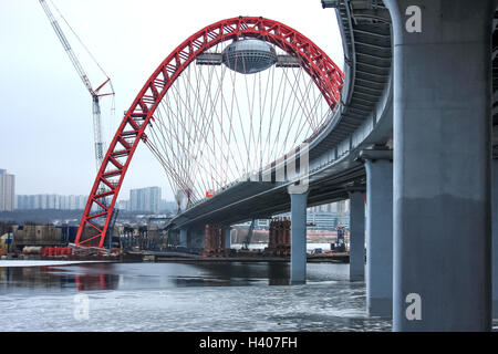 Eine elegante Schrägseilbrücke in Moskau. Stockfoto