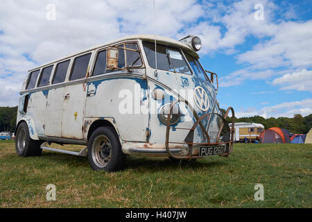 "Rat Look" senkte Splitscreen-VW-Bus an der Viva Skeg Vegas Classic VW Show, Revesby Park, Lincolnshire, UK. Stockfoto