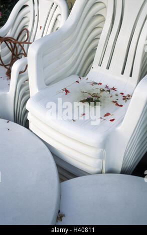 Terrasse des Restaurants, Tische, Plastikstühle, gestapelt, ordentlich, Laub, Herbst BT, Restaurant, Terrasse, Gartenmöbel, St. Möbel, Stühle, Plastikstühle, Gartenstühle, Chargen, auf einander, in einander, Ordnung, System, winter Pause, nicht-Saison Stockfoto