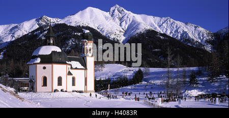 Österreich, Tirol, Meer Feld, Seekirchl, Reitherspitze, Winter, Berglandschaft, Kirche, Wahrzeichen, Passanten, Wintersport-Ort, Band, Kirche, Meer Felder Plateau Stockfoto