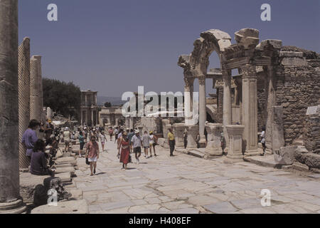 Türkei, enge Selcuk, Ephesus, Hadriantempel Besucher, Südosten, Europa, Eurasien, das Ägäische Meer, Nördliche Ägäis Küste Ruinen Ephesos, Ort von Interesse, Tempel, Tempel des Hadrian, Struktur, Architektur, Touristen, Tourismus Stockfoto