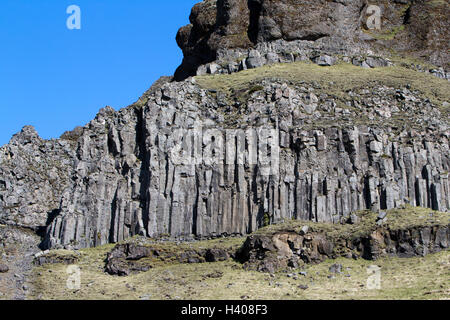 Basalt Säulen vulkanischen Felsformationen in Klippen in der Nähe von Sea Island Stockfoto