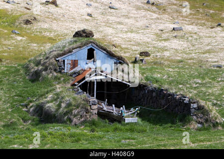 verlassene überdachte isländischen Rasen Haus jetzt verwendet, da ein Feld speichern Island Stockfoto