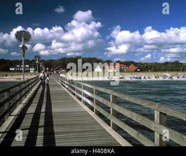 Deutschland, Mecklenburg-Vorpommern, Meer zu überbrücken, Graal - Müritz, Touristen, Europa, Ostsee, Ostsee Bad, Graal-Müritz Seebrücke, Pier, Strand, Strandkörbe, Urlaubsort, Urlauber, Sommer Stockfoto