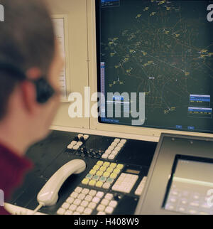 Flughafen, controlling, Turm, Fluglotse, Kopfhörer, Display, Radar, Rückansicht, detail, Turm, controlling Center, 33 Jahre, Mann, Büroangestellte, Freisprecheinrichtung, Arbeitsplatz, Arbeit, Beruf, Pilot, Überwachung, Koordinierung, Kontrolle, Kommunikation Stockfoto