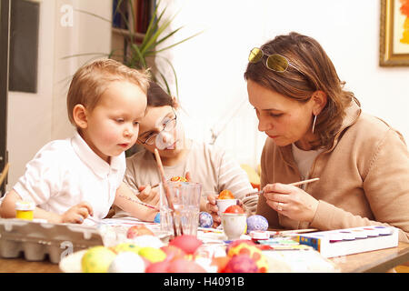 Ostern, Mutter, Kinder, Ostereier, Lacke, Osterfest, Ostern, Familie, Frau, Kinder, 3 bis 10 Jahre, Kindheit, Aktivitäten, Freizeit, zusammen, Familie leben, Aquarelle, Eiern, Farbstoff, hell, Interesse, Konzentration, Traditionen, Osterbräuche, Tradition, Lifestyle Stockfoto