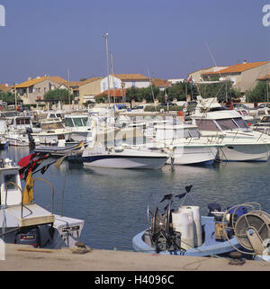 Frankreich, Camargue, Saintes Maries De La Mer, yacht-Hafen, Blick auf die Stadt, Hafen, Yacht, Stiefel, Schiff, Wasser, Stockfoto