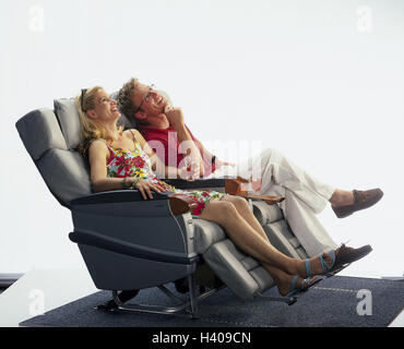 Flugzeug, Detail, Sitze, paar, jung, Geste, zeigen, Studio, Freisteller, innen, sitzen, beobachten, Reise durch die Luft, Reisende, Urlaub, Urlauber, Flugzeugsitze, glücklich, Stockfoto