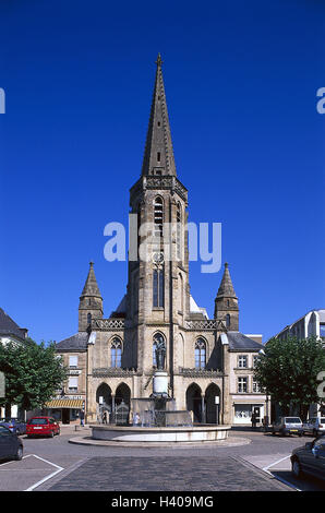 Deutschland, Saarland, Saarlouis, Ludwigskirche, großer Markt, Europa, Stadt, Blick auf die Stadt, Kirche, Struktur, historisch, Gothic, Brunnen, Marien ist gut, Wasser, gut spielen, Vorplatz, Parkplatz, Autos, Fahrzeuge, Passanten, Ort von Interesse Stockfoto