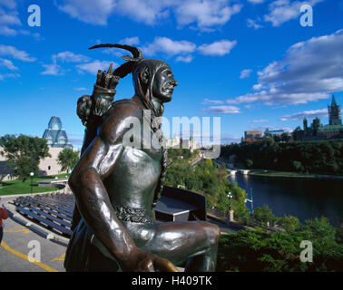 Kanada, Quebec, Hull, Indian Statue anzeigen Ottawa, Ontario, Nationalgalerie, Parlamentsgebäude Kanada, Stadt, Städte, Fluss, Ottawa River, Regel, Marge, Provinz Ontario, Provinz Quebec, Skulptur, Statue, Indisch, native, Bronze Statue, Denkmal, bewölkter Himmel Stockfoto