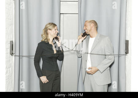 Hallen, Wand Telefone, Überkreuzt, Kolleginnen und Kollegen aufrufen, Blickkontakt, glücklich, Porträt, Frau, Büroangestellte, Manager, Mann, Manager, Unternehmer, Büroangestellte, jung, 20-30 Jahre, Kollegen, Kolleginnen und Kollegen, Partner, Spaß, Lächeln, lachen, lustig, humor, Kommunikation, Telekommunikation, Informationen, Telefonate, Telefone, Empfänger, zwei, Beruf, Geschäft, Arbeit, Bürojob, Verknüpfung, quer, Kombination, multifunktional, Vorhang, heben, heben, eng, geschlossen, Tür, beenden Stockfoto