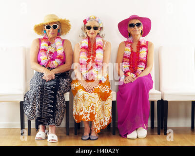 Senioren, sitzt, Summerwear, Sonnenbrille, Blume Ketten, Gruppenbild Frauen, alt, Alter, sehr Alter, Freunde, Freundschaft, zusammen, Urlaub, Urlaub, Reise, Fernreisen, Kleidung, sommerlich, Mützen, Sonnenhüte, Kopfbedeckungen, Brillen, Schmuck, "Lei", l Blume Stockfoto
