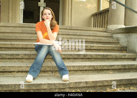 Schule, Eingang Treppe, Jugendliche, sitzen, warten, fügen Sie Unterstützung Ti1, Gebäude, Schule, Treppen, Schritte, Frau, jung, 19 Jahre, Bildung, Berufsschule, Schulmädchen, Basen, Schule Datenbanken, Ordner, Kopf, lernen, Studium, Weiterbildung Stockfoto