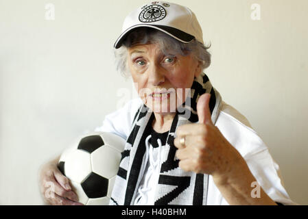 Senior, Fußballfan, Ball, Geste, hohe Bangigkeit, Porträt, Sport, Fußball match, Fußballspiel, Zuschauer, Senior, Rentner, Frau, alt, agil, aktiv, jung bleiben, Fan, Anhänger, Fußball-Anhänger, Hobby, sportbegeistert, aufgeregt, beschäftigt, ist c Stockfoto