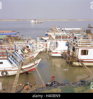 Myanmar, Mandalay, Ayeyarwady Fluss, Hafen, Stiefel, Asien, Indochina, Burma, natürlich ein Fluss, Wasser, Bootssteg, Ausflugsschiffe, Anker, Bootstour, Tourismus Stockfoto