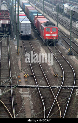 Deutschland, Hamburg, Maschen, marshalling Yard, Gleise, Züge, Detail, Dämmerung, Europa, Hanseatic Stadt, Stadt, Bahnhof, Wechsel Spuren, Anschlussgleise, Gleis, Güterzüge, Kutschen, Bahntransporte, Verkehr, Transport, Förderung, waren, Ware, Eisenbahn, Mittel Transport, Wirtschaftsverkehr, Güterverkehr, Flugbahn Verkehr, Schienenverkehr, Logistik, Wirtschaft, der Deutschen Bahn Stockfoto