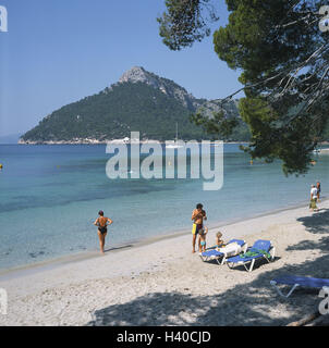 Spanien, Mallorca, Halbinsel, Form Ziel, Sandstrand, Badegäste, die Balearen, Insel, Mittelmeer, Strand, Strand, Liegestühle, Touristen, Sonnenbad, Urlaub, Sommer, Erholung, Ruhe, Meer, Wasser Stockfoto