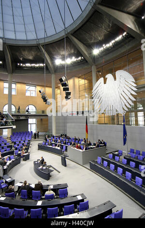 Deutschland, Berlin, Reichstagsgebäude, dem Deutschen Bundestag, Plenarsaal, Politiker, Session, Europa, Kapital, neuen Reichstag, Konferenzraum, Tagungsraum, Architekt Sir Norman Foster, Regierung, Regierung, Politik, Repräsentantenhaus, Plenum Platz Sitzung, Tagung, Konferenz, Diskussion, Wirtschaft, Bundle Adler, Besucher Stand stehen, Zuhörer, Besucher, Hör mal, innen, Bundle-Konferenz Stockfoto