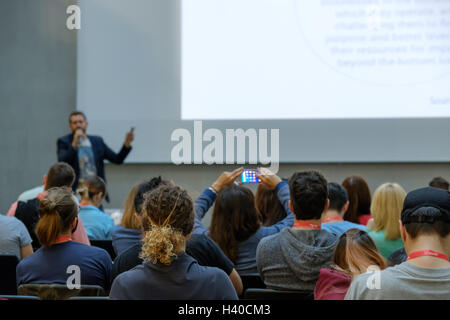 Lautsprecher, einen Vortrag bei Geschäftstreffen. Stockfoto