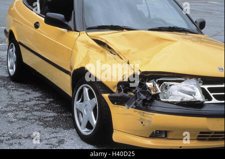 Verkehr Unfall Auto Gelb Front Schaden Vorschau Detail Verkehr Unfall Autounfall Auto Beschadigt In Einem Unfall Krankenwagen Pkw Bmw M3 Schaden An Der Karosserie Kaputt Defekt Schaden Geschoben Motorhaube Kotflugel Scheinwerfer