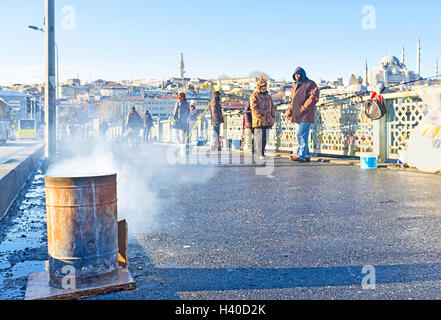 Die Fischer nutzen den Rauchen Lauf der Fisch auf der Galata-Brücke zu rauchen Stockfoto